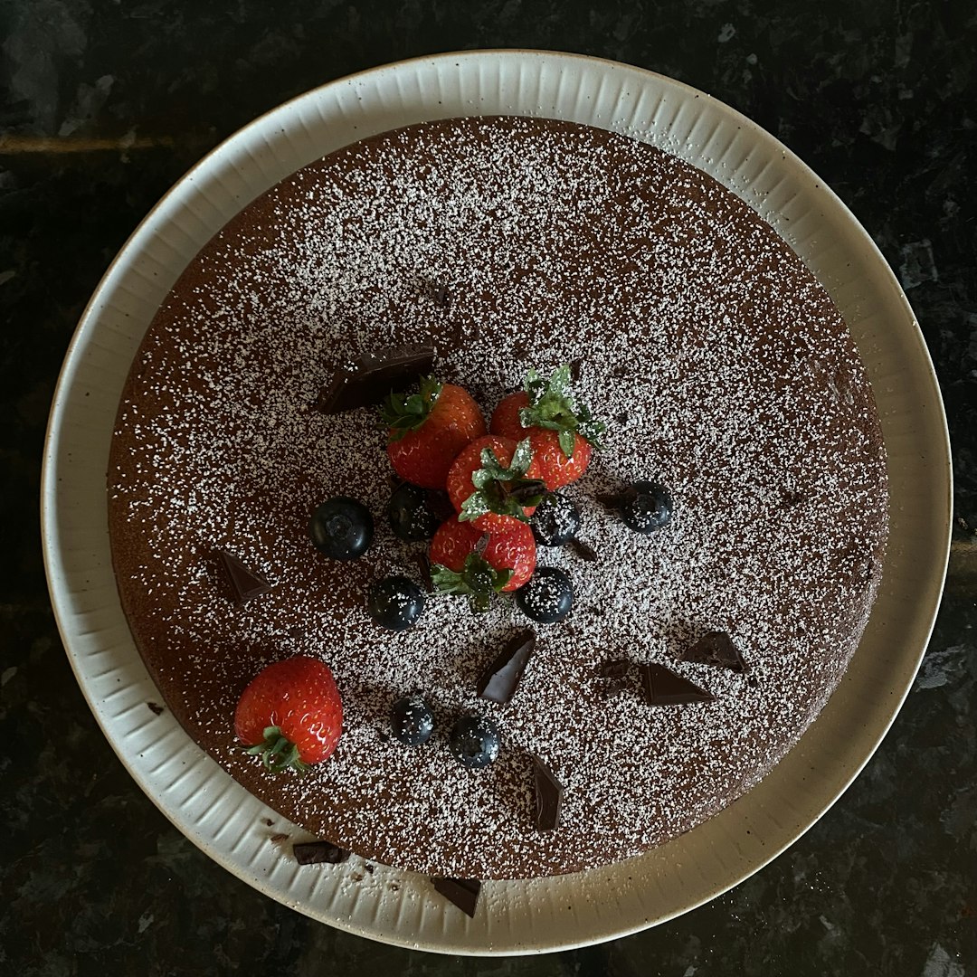 Kladdkaka med grädde och en kula vaniljglass toppad med chokladsås – Café Sjöstige